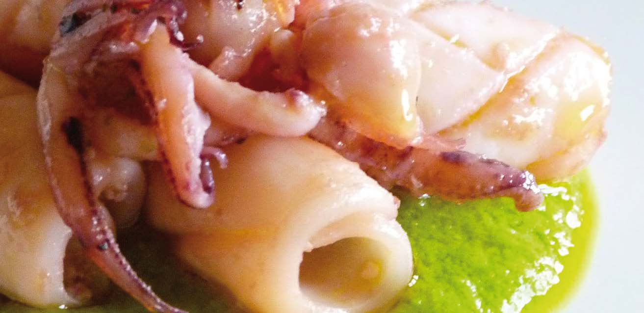 Seared squid on peas and white onion cream 