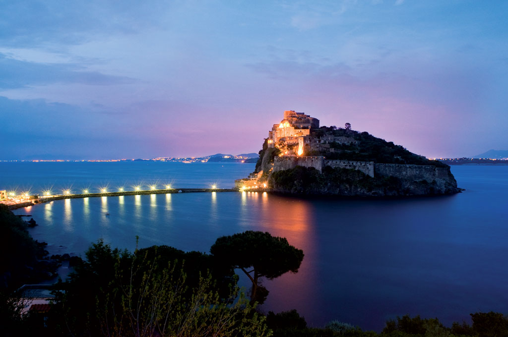 Castello Aragonese al tramonto in rosa castello in rosa