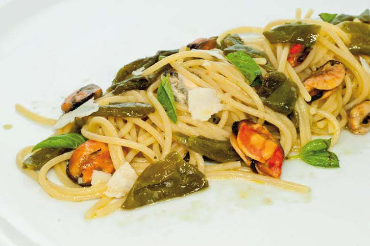 Spaghetti di Gragnano con cozze e pepe'