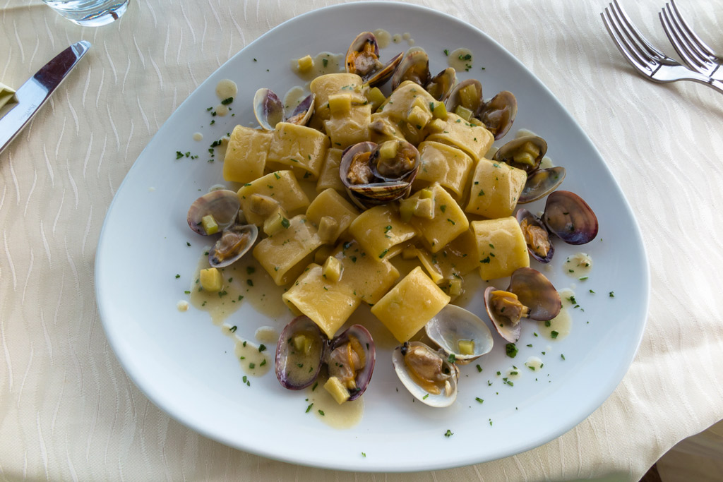 Mezze maniche al pesto di melanzane e vongole Ristorante Coco 7565